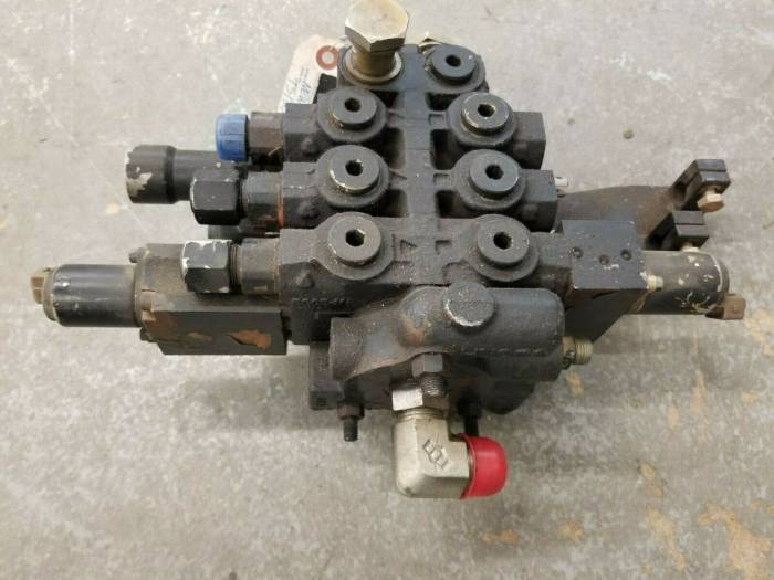 Farmland - 87324662 - New Holland DISTRIBUTOR VALVE, Used