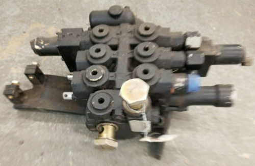 Farmland - 87324662 - New Holland DISTRIBUTOR VALVE, Used - Image 2